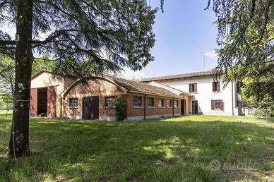 Rustico / Casale di 880 m² con più di 5 locali e b