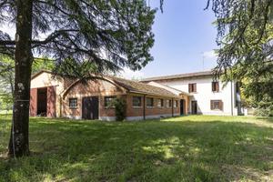 Rustico / Casale di 880 m² con più di 5 locali e b