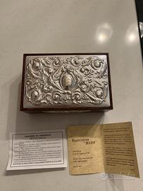 Elegante bassorilievo firmato Mida