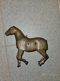 Cavallo giocattolo in ferro animato funzionante