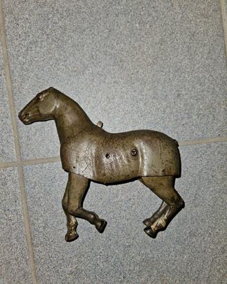 Cavallo giocattolo in ferro animato funzionante