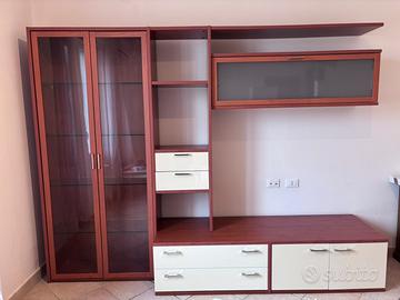 Mobile soggiorno con vetrina e pensile sospeso.