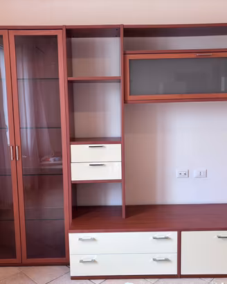 Mobile soggiorno con vetrina e pensile sospeso.