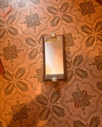 Specchio vintage da parete con decorazioni classic