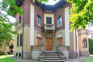 Villa di 365 m² con più di 5 locali e box auto a V
