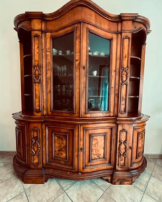 Salotto cristalliera tavolo con sedie  in stile 