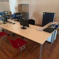 Scrivanie, sedie e armadi