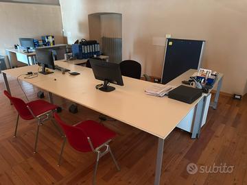 Scrivanie, sedie e armadi