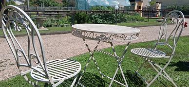 tavolo rotondo + 2 sedie in ferro pieghevoli