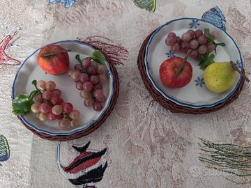 Due composizioni con frutta finta