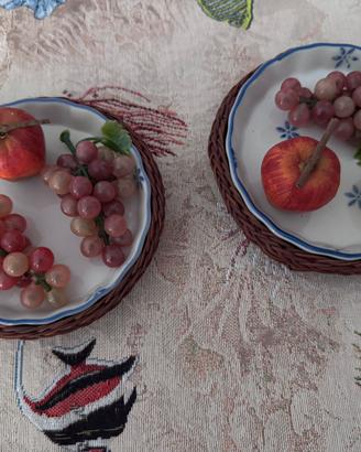 Due composizioni con frutta finta