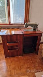 Macchina da cucire Borletti con mobile in legno