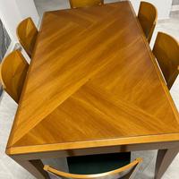 Tavolo con sedie in omaggio