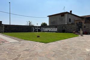 VILLA D' EPOCA IMMERSA NEL VERDE E AMPIO GIARDINO