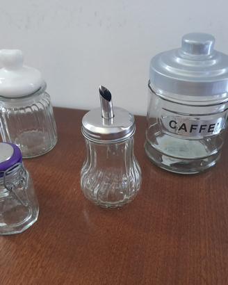 Oggetti in vetro: 2 zuccheriere, 2 vasetti e vaso