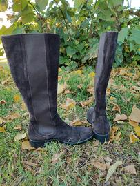 stivali scamosciati  con elastico laterale