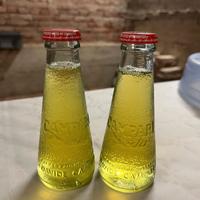 Bottiglie di campari gialle