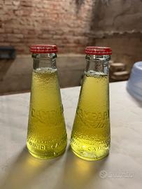 Bottiglie di campari gialle