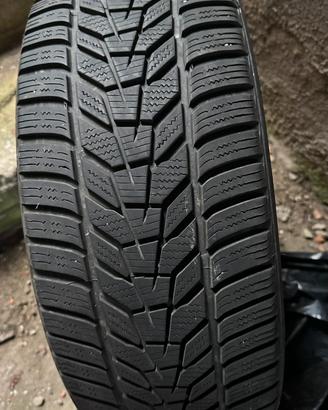 Pneumatici invernali Hankook 215/45R18 93V
