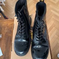 Dr. Martens anfibi nero lucido n. 38