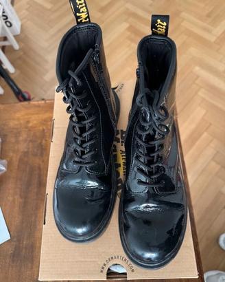 Dr. Martens anfibi nero lucido n. 38