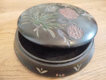 antico contenitore in legno scuro