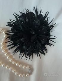 Spilla fiore nera con strass grande elegante