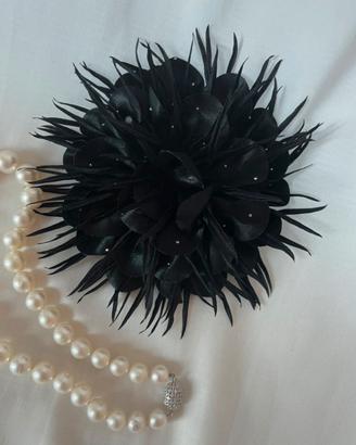 Spilla fiore nera con strass grande elegante