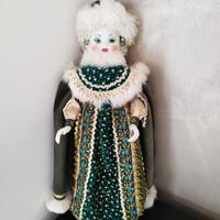 Bambola orientale antica in porcellana