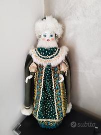 Bambola orientale antica in porcellana