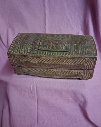Cofanetto in legno intagliato a mano 