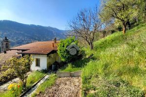 CASA INDIPENDENTE A LASNIGO