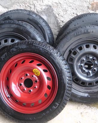 Set gomme 145/70 R13 e altri accessori