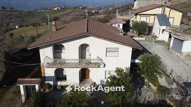 Villa di 183 m² con più di 5 locali e box auto a B