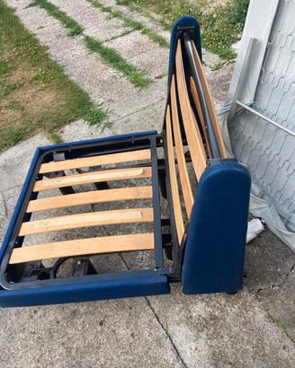 4 sedie piu divano letto
