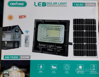 Faro a led con pannello solare 200 watt