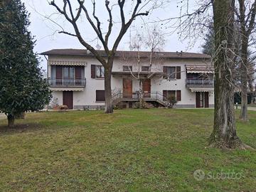 Villa di 477 m² con più di 5 locali e box auto dop