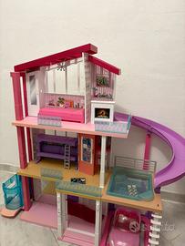 Casa delle barbie con accessori e barbie