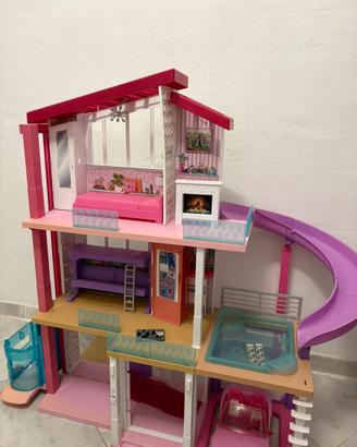 Casa delle barbie con accessori e barbie