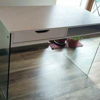 Scrivania con eleganti gambe in vetro temprato