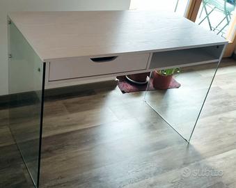 Scrivania con eleganti gambe in vetro temprato