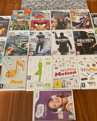 Lotto 17 giochi Nintendo Wii Wii U più 2 volanti