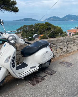 Vespa GTS Super 300 Bianca - Anno 2009