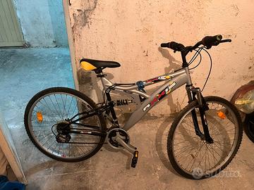 Bicicletta mountain bike 
