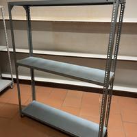 Carrello. Scaffale metallico regolabile con ruote.