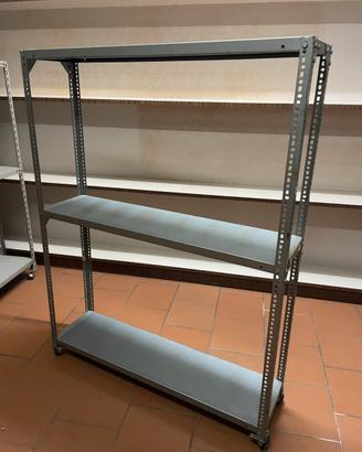 Carrello. Scaffale metallico regolabile con ruote.