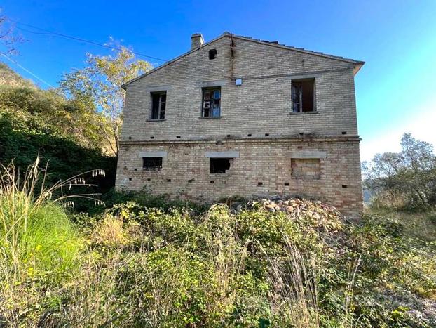 CASOLARE COLONICO TOTALMENTE IMMERSO nel VERDE