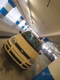 Auto in buone condizioni esterne meccanica ok