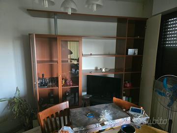 sala da pranzo con 4 sedie e tavolo 