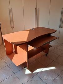 N.2 Scrivanie adatte al PC,sedia da uff,specchiera